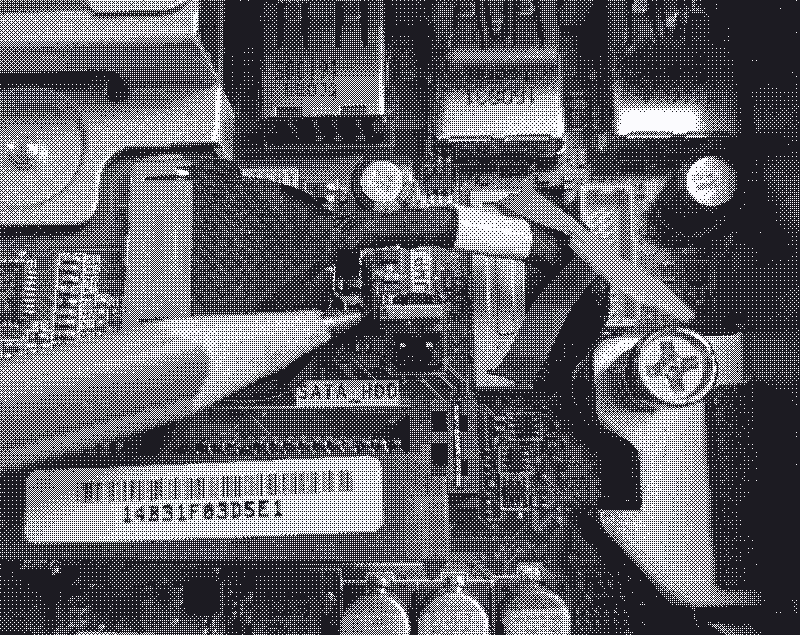 Krupni plan Dell OptiPlex 3050 Micro matične ploče. Vrh olovke pokazuje na plavi servisni džamper tj. kratkospojnik